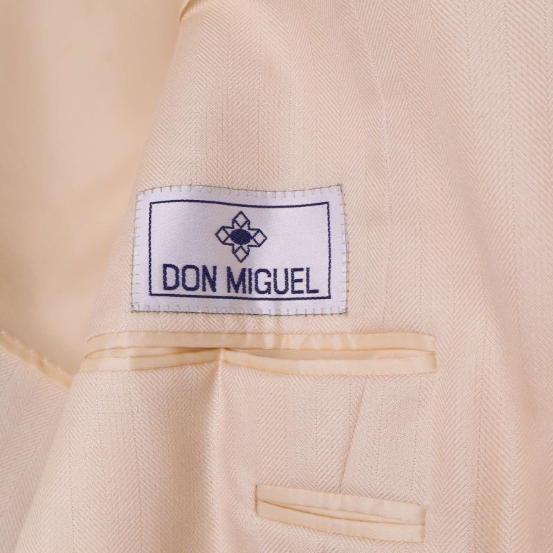 Innerficka med etikett från Don Miguel i kavajen