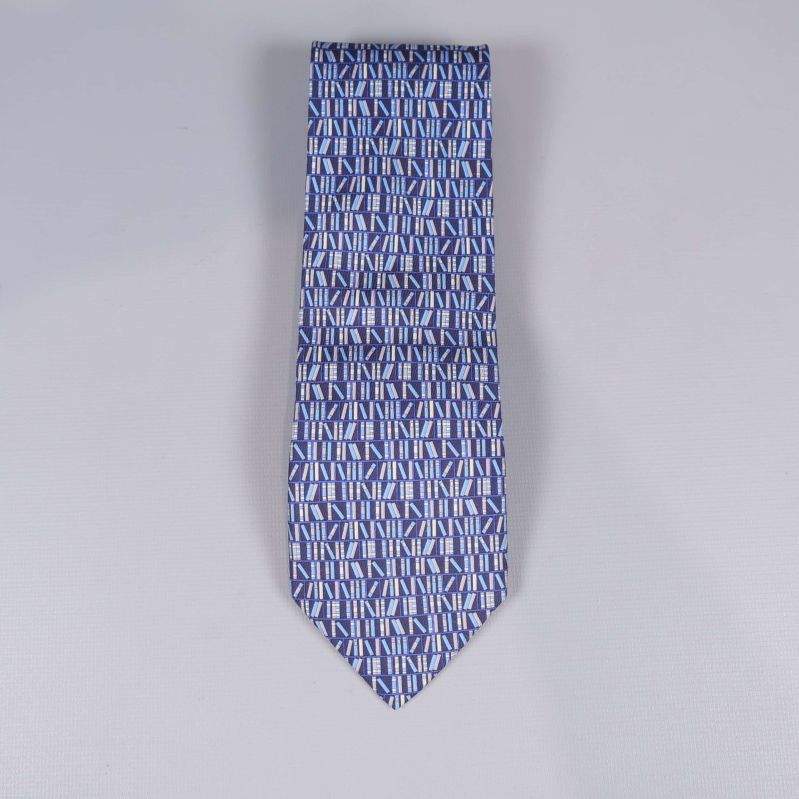 Slips i blått med mönster av böcker på vit bakgrund