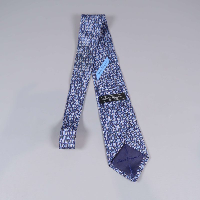 Baksidan av slipsen med Salvatore Ferragamo etiketter