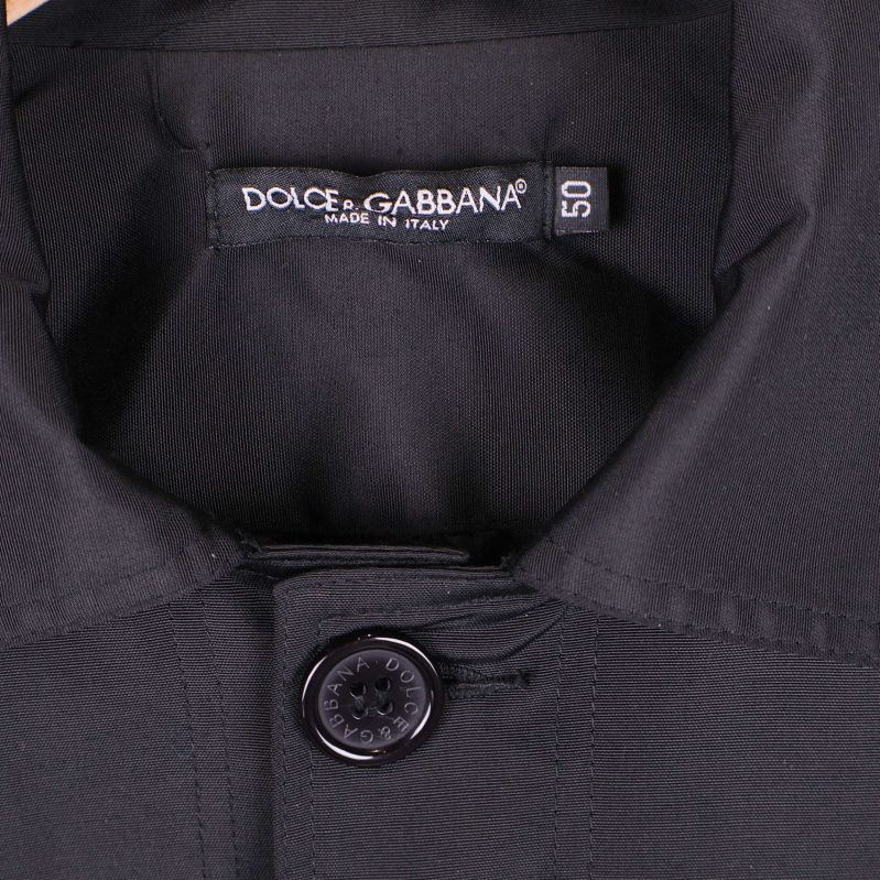 Närbild på krage och Dolce & Gabbana logotyp i nacken