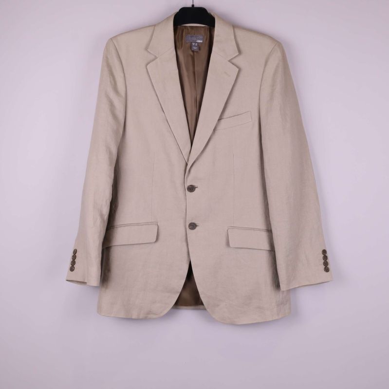 Beige kavaj på galge med två knappar och klassiskt snitt