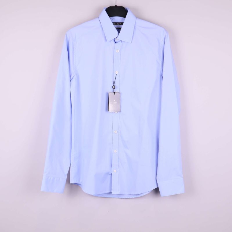 Ljusblå slim fit skjorta på galge framifrån med etikett
