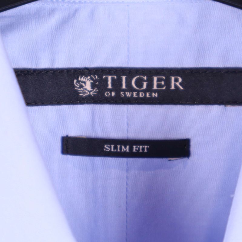 Närbild på Tiger of Sweden etikett och slim fit märkning i nacken