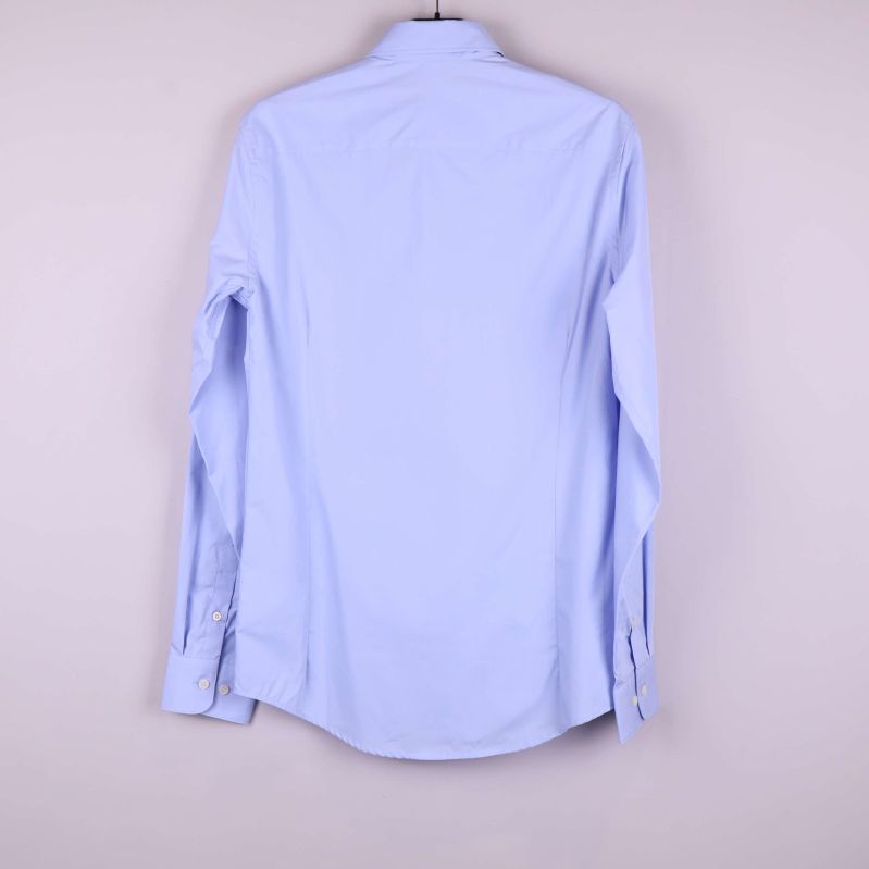 Baksidan av ljusblå skjorta med långa ärmar