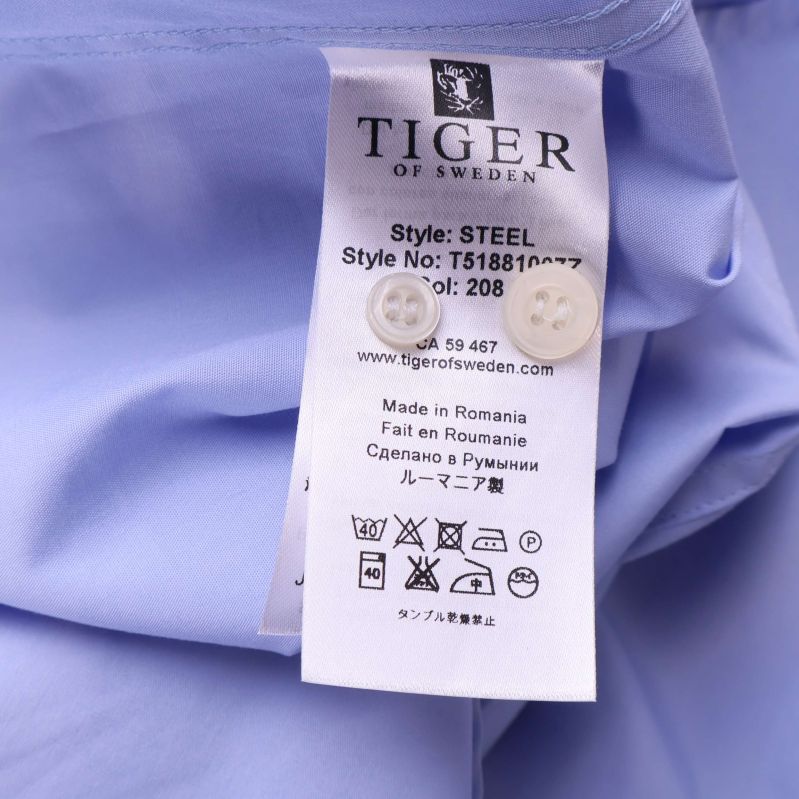 Inneretikett med tvättråd och reservknappar från Tiger of Sweden