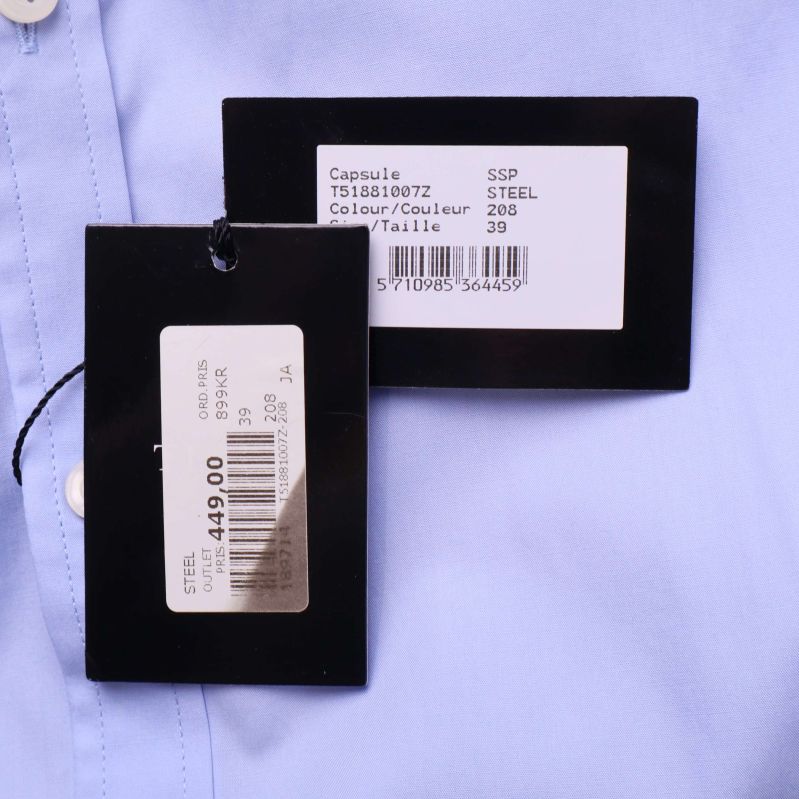 Produktetiketter med pris, modell och storleksinformation