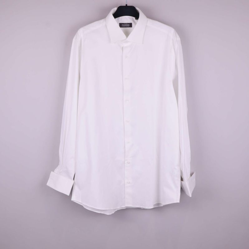 Vit långärmad skjorta hängande på galge framifrån