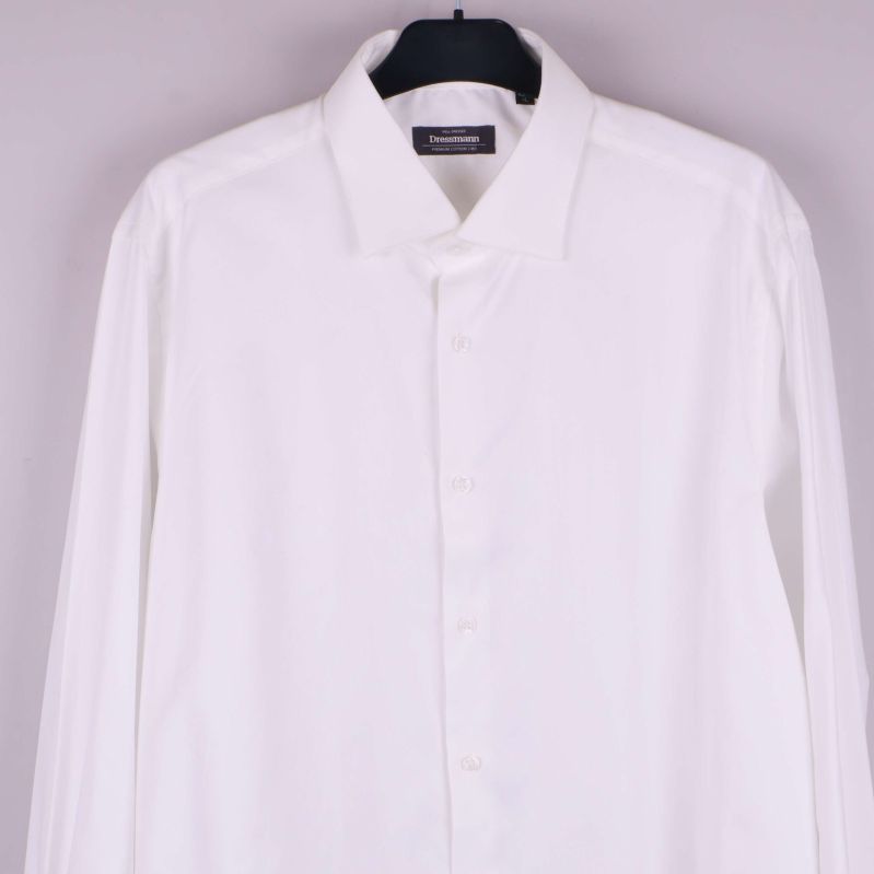 Vit skjorta med klassisk krage uppifrån och framåt