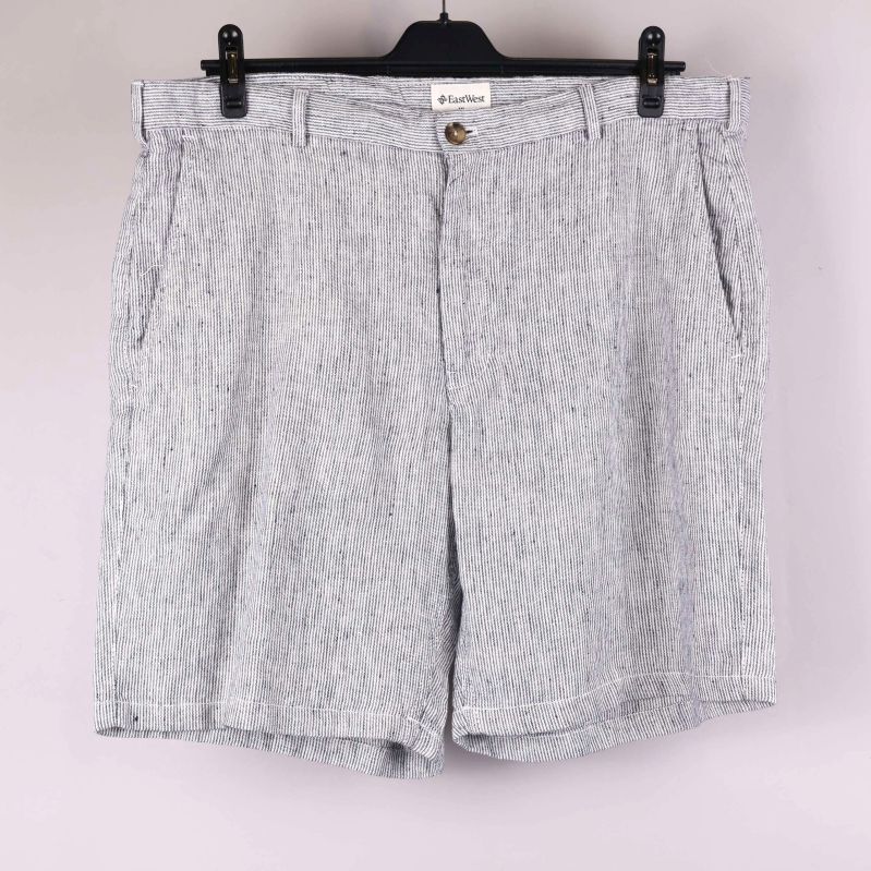 Framsidan av randiga shorts med knappar och fickor