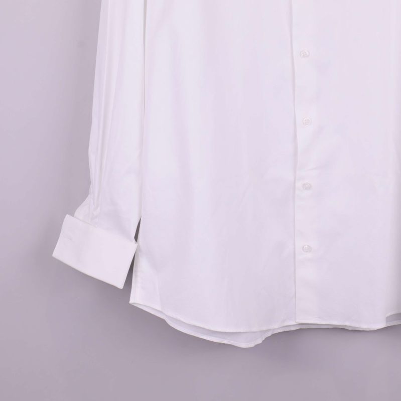 Detalj på skjortans ärmslut och nederkant