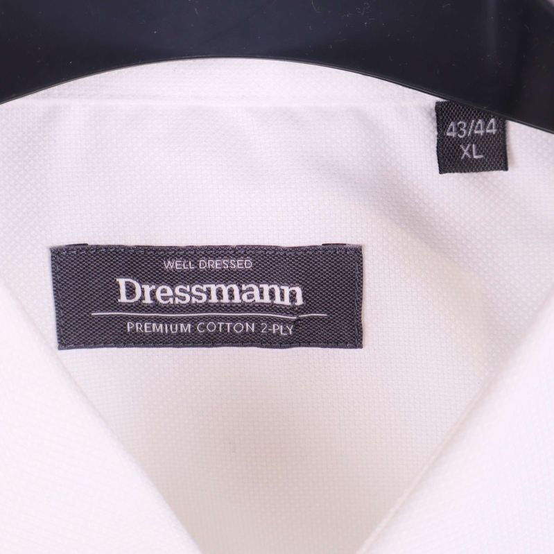 Närbild på Dressmann-logga och storlekslapp i skjortans krage