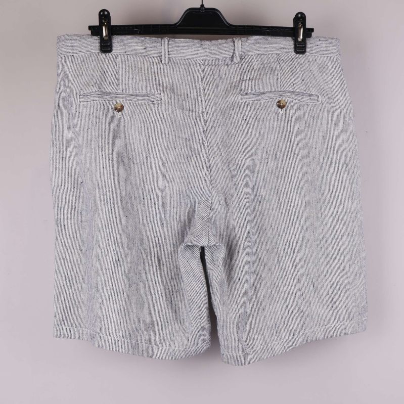 Baksidan av randiga shorts med fickor och knappar