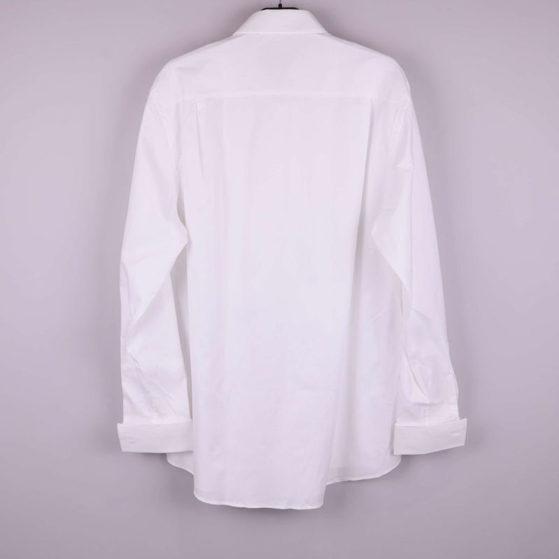 Vit långärmad skjorta sedd bakifrån på galge