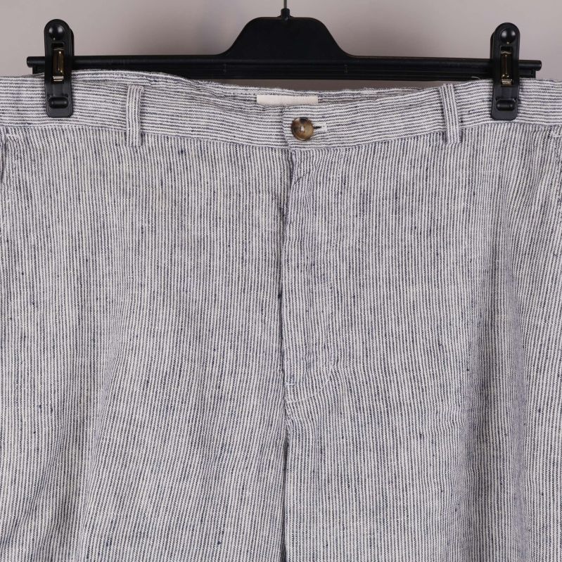 Närbild framsida av randiga shorts med linning och knapp