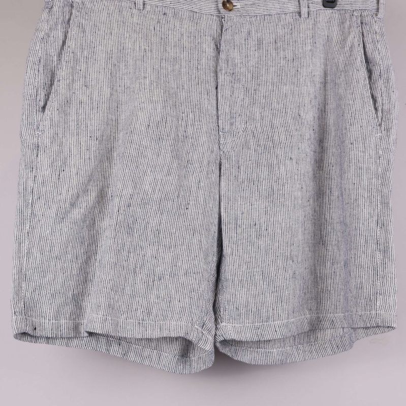 Randiga shorts upphängda på galge, helhetsbild framifrån