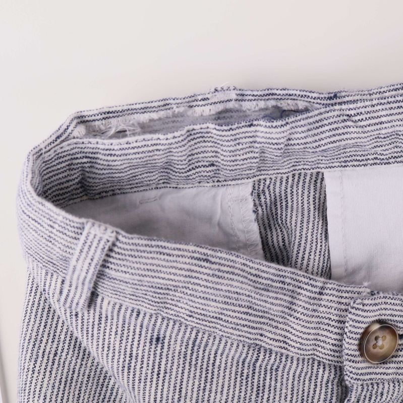 Insidan av linning med tydlig söm och randigt tyg