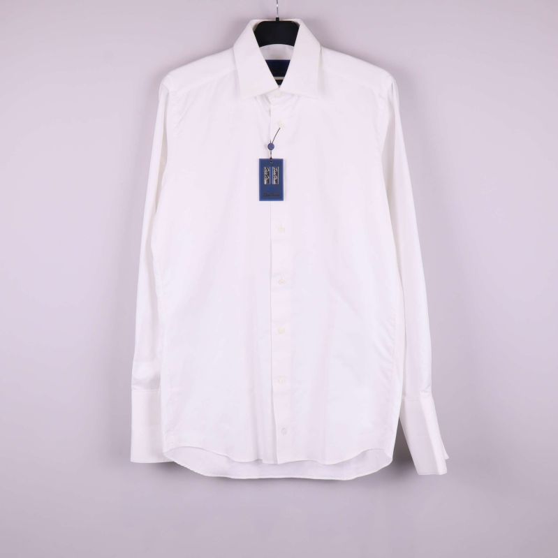 Vit skjorta på galge med tagg framtill