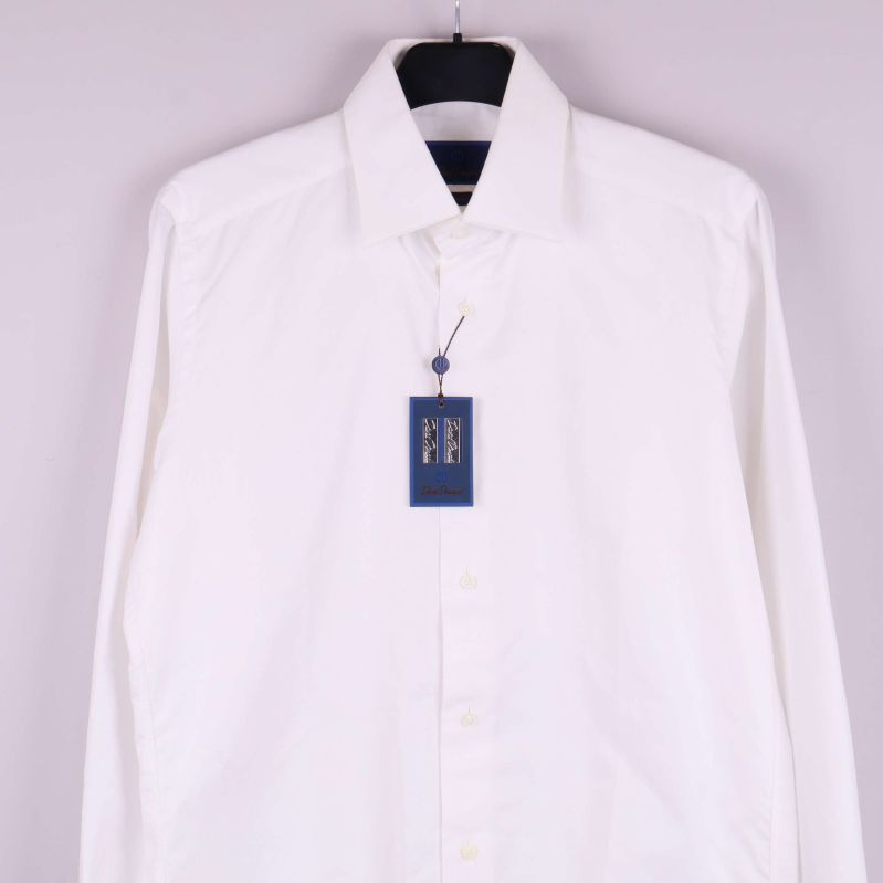 Närbild på skjortans framsida och krage