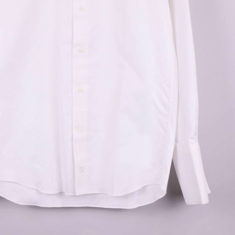 Närbild på skjortans nederdel samt manschett