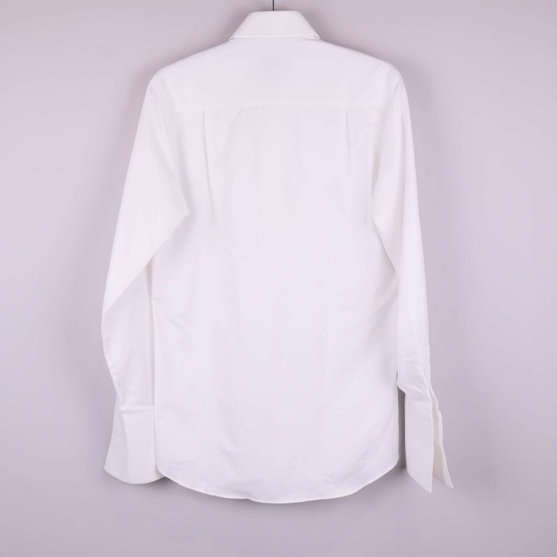 Baksidan av vit skjorta hänger på galge