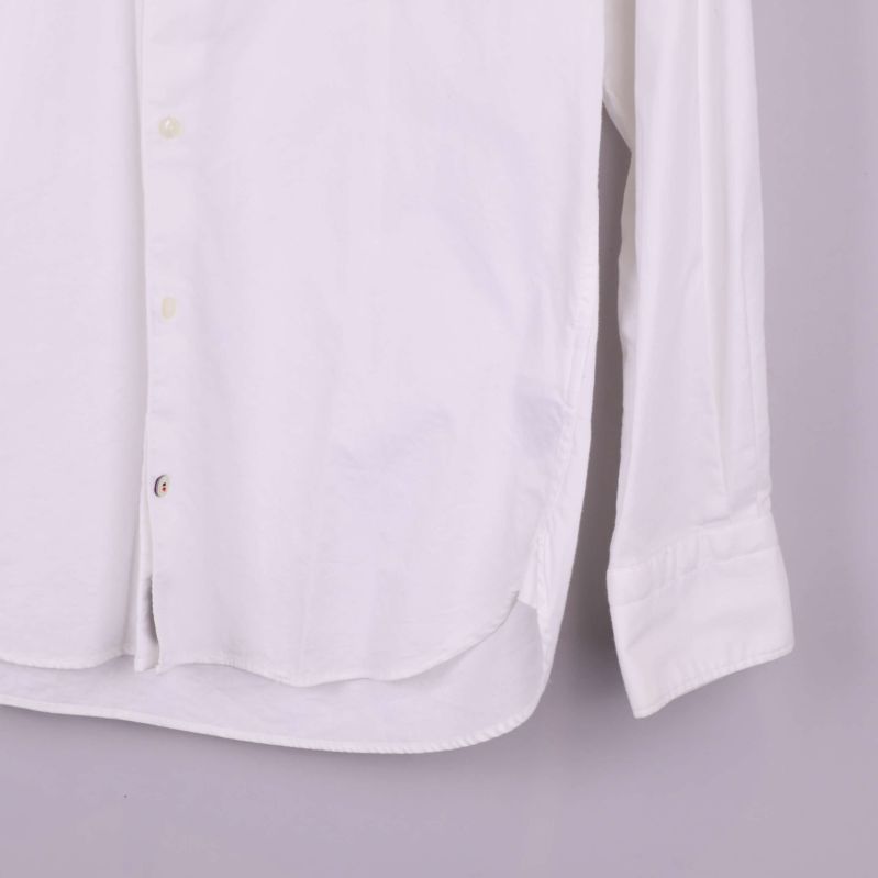 Detalj av nederkant och ärmslut på skjortan