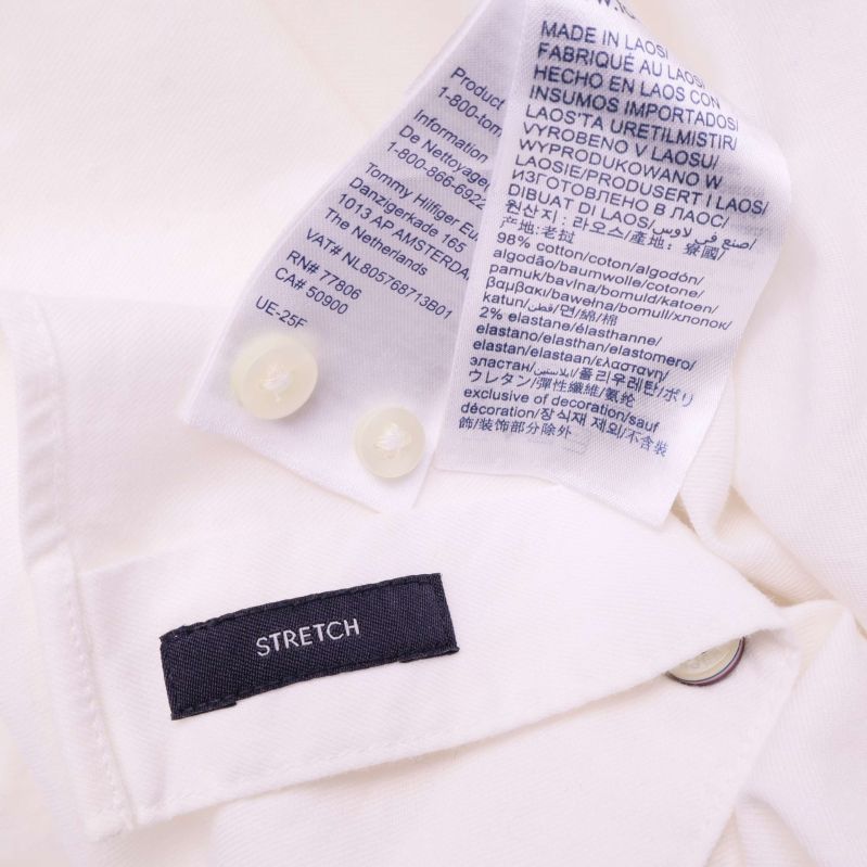 Materialetikett och stretch-märkning inuti skjortan