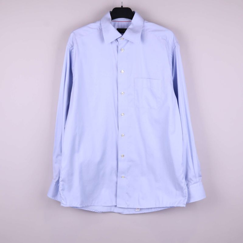 Ljusblå skjorta framifrån med bröstficka och knappar