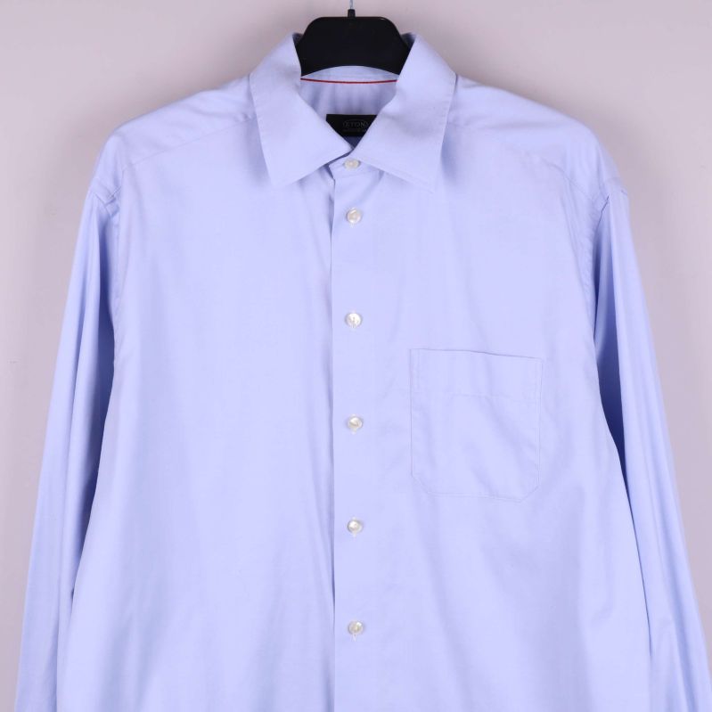 Detalj av skjortans framsida och bröstficka