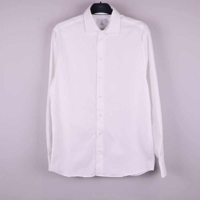 Vit långärmad skjorta på galge framifrån