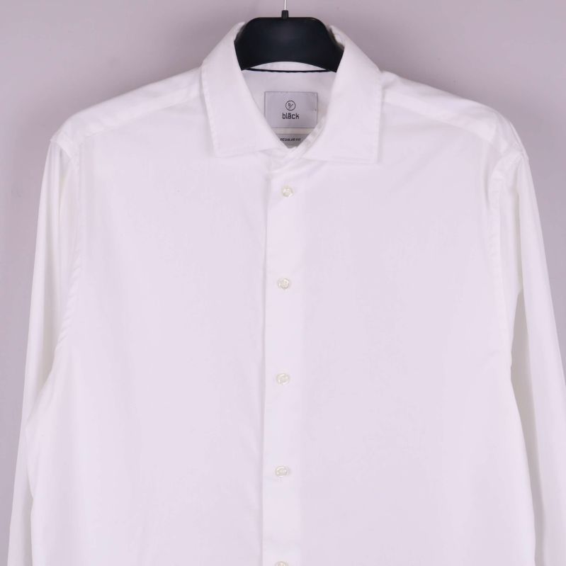 Vit skjorta med knappslå framtill i närbild