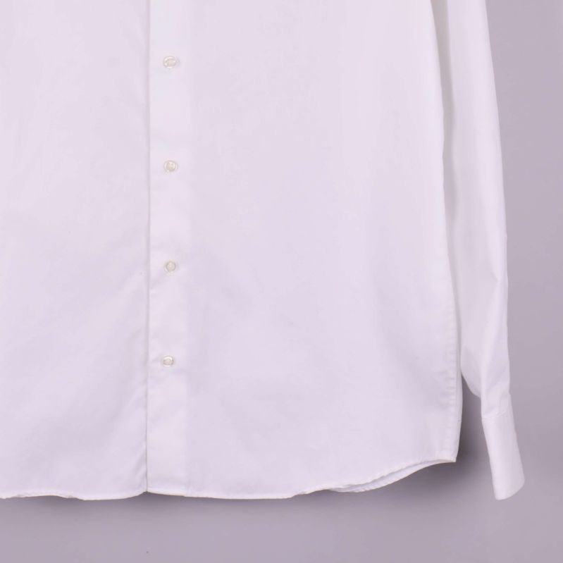 Närbild på skjortans nederkant framtill