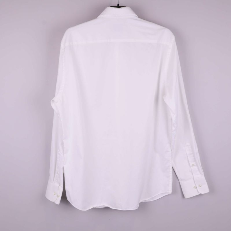 Vit långärmad skjorta bakifrån