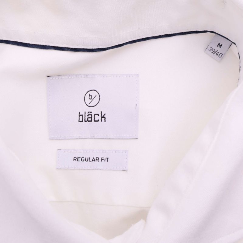 Närbild på bläck-märkt etikett i krage