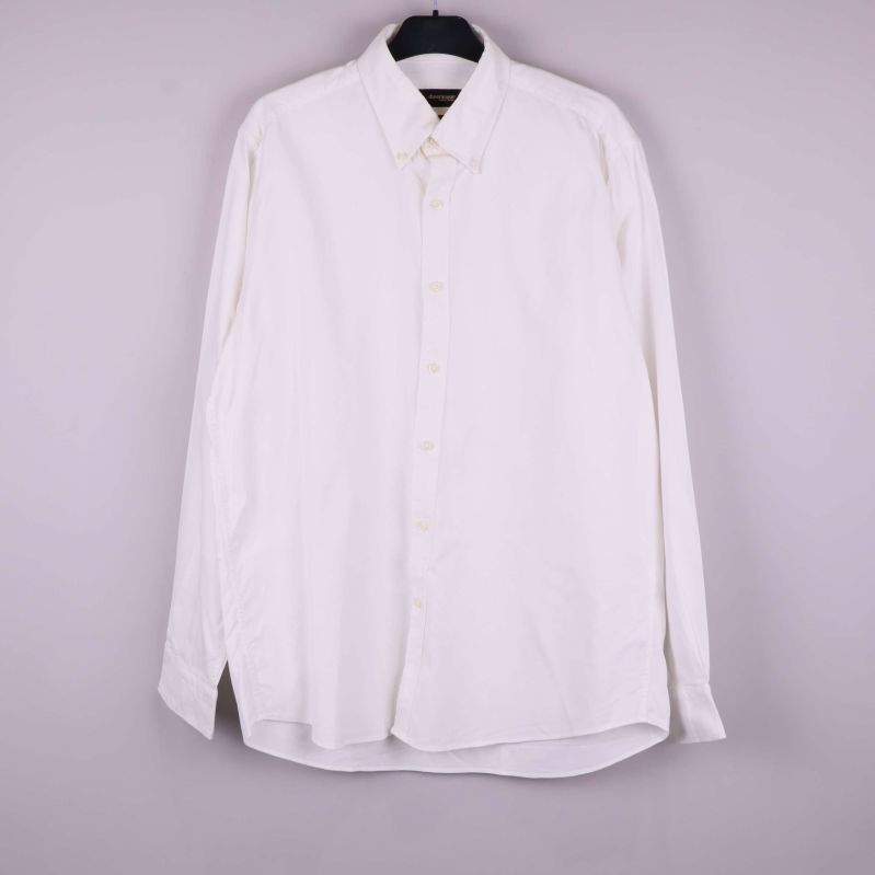 Vit skjorta med lång ärm och klassisk krage framifrån