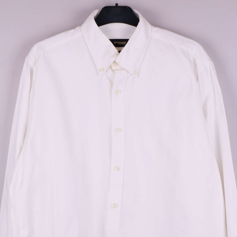 Skjortan i närbild framtill med knappar och krage