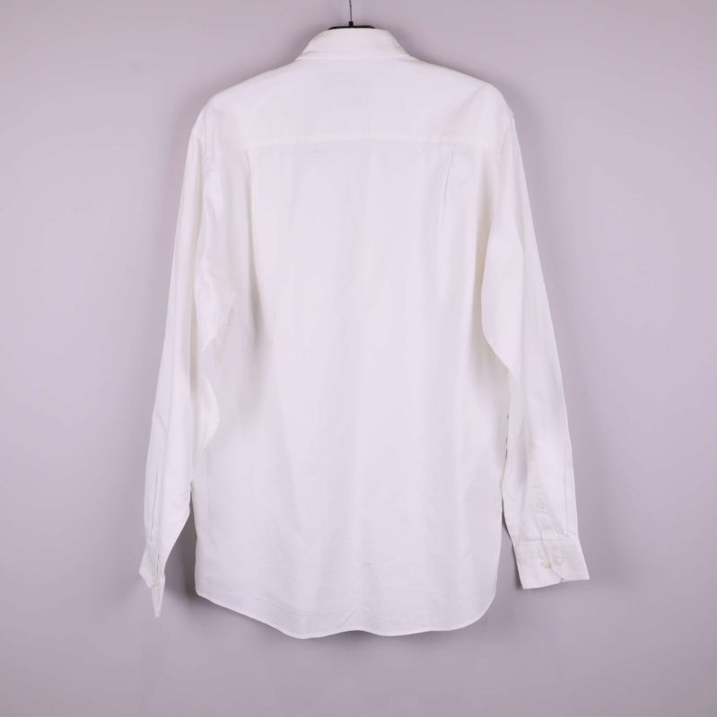 Vit skjorta med lång ärm och ok baktill sedd bakifrån