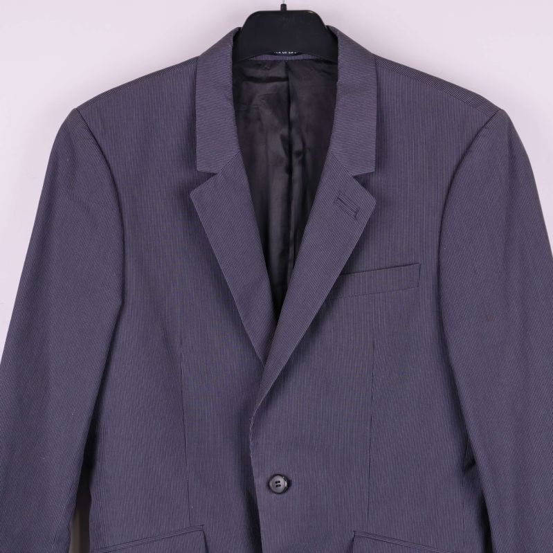 Detaljbild på kavajens överdel och krage