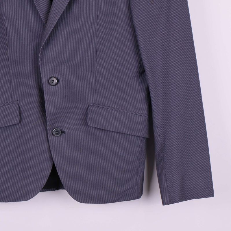 Närbild på kavajens nederdel och fickor