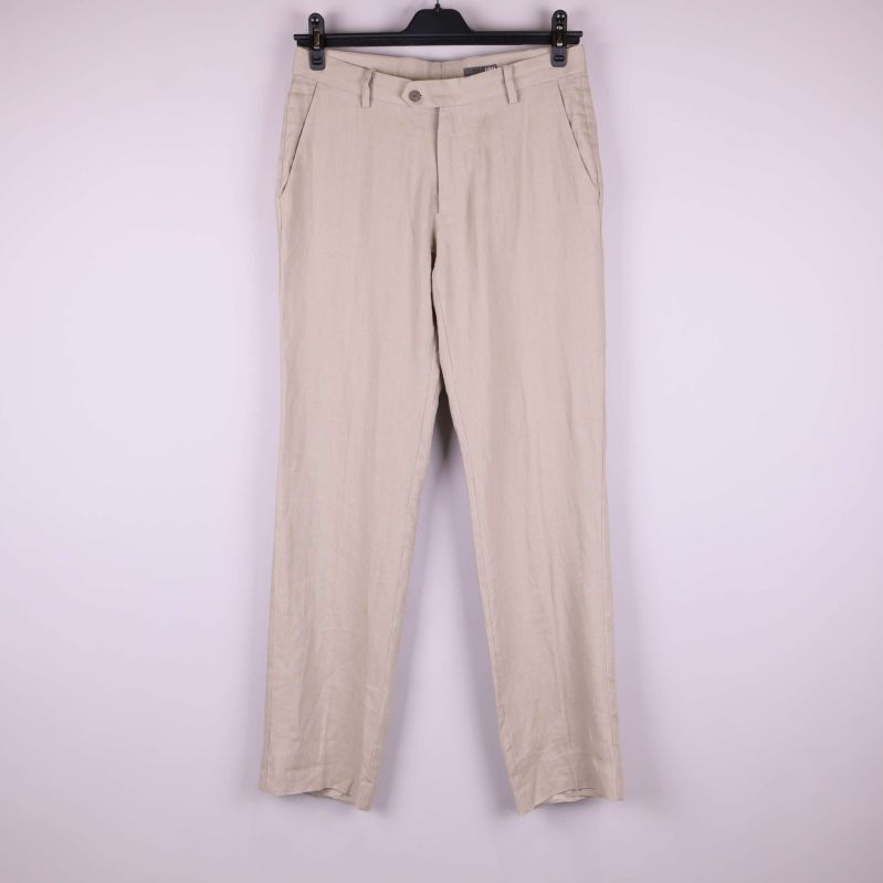 Beiga byxor framifrån med rak passform