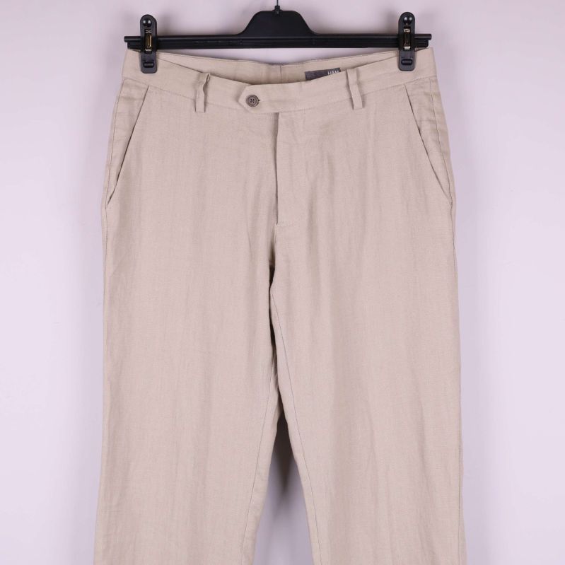 Byxornas midja och fickor i närbild framifrån