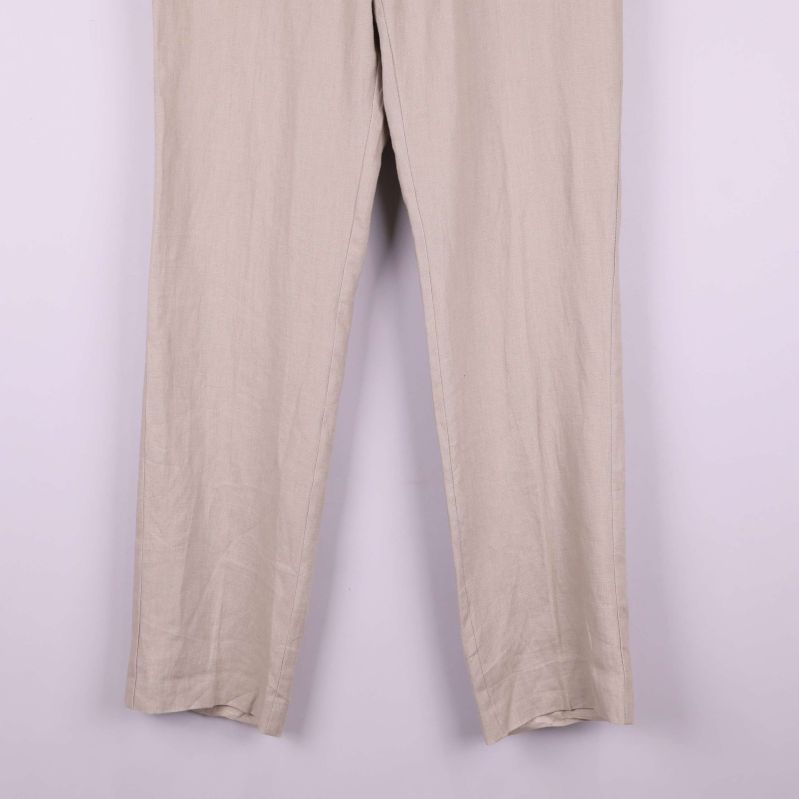 Ben och nederkant av byxorna i beige tyg