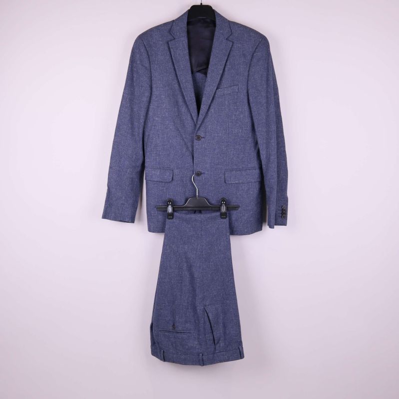 Blå kostym med kavaj och byxa på galgar