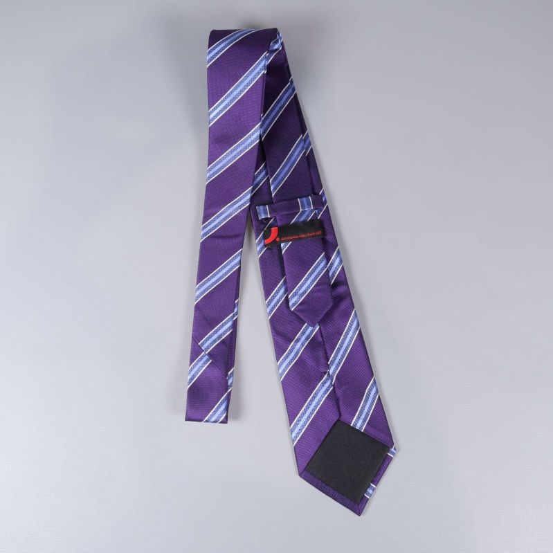 Baksidan av slips med ögla och etikett