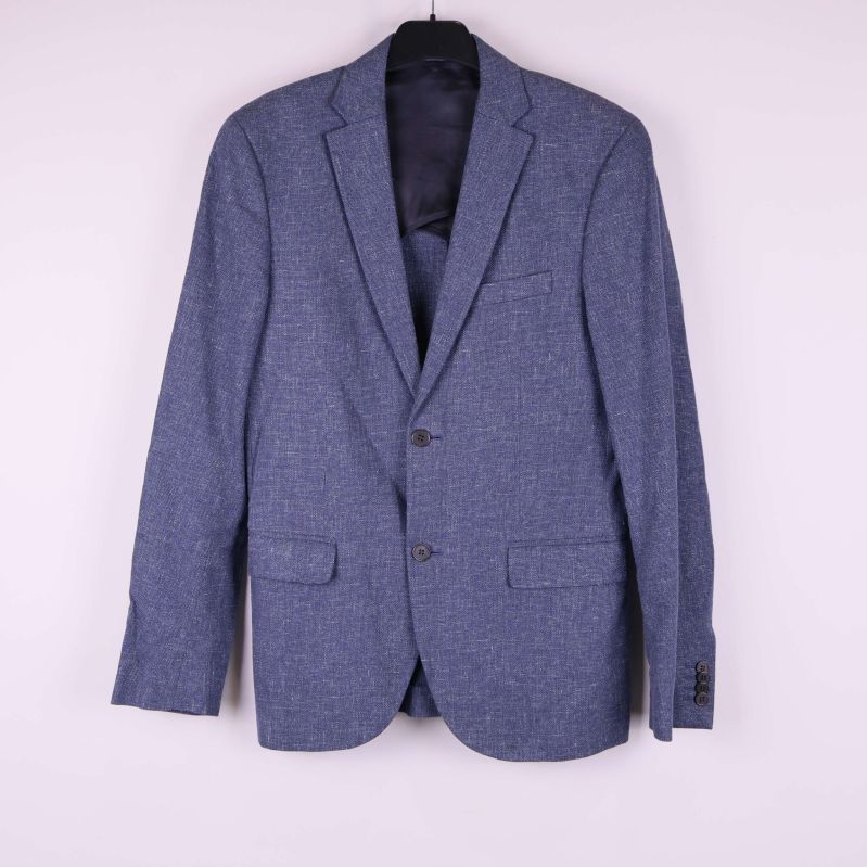 Blå kavaj framifrån med knappstängning och fickor