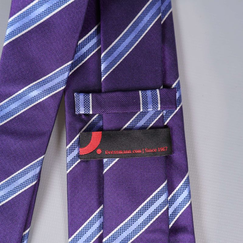 Närbild på etikett från Dressmann på baksidan av slipsen