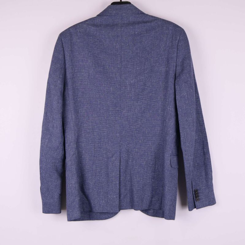 Kavajens baksida visar sömnadsdetaljer och fall