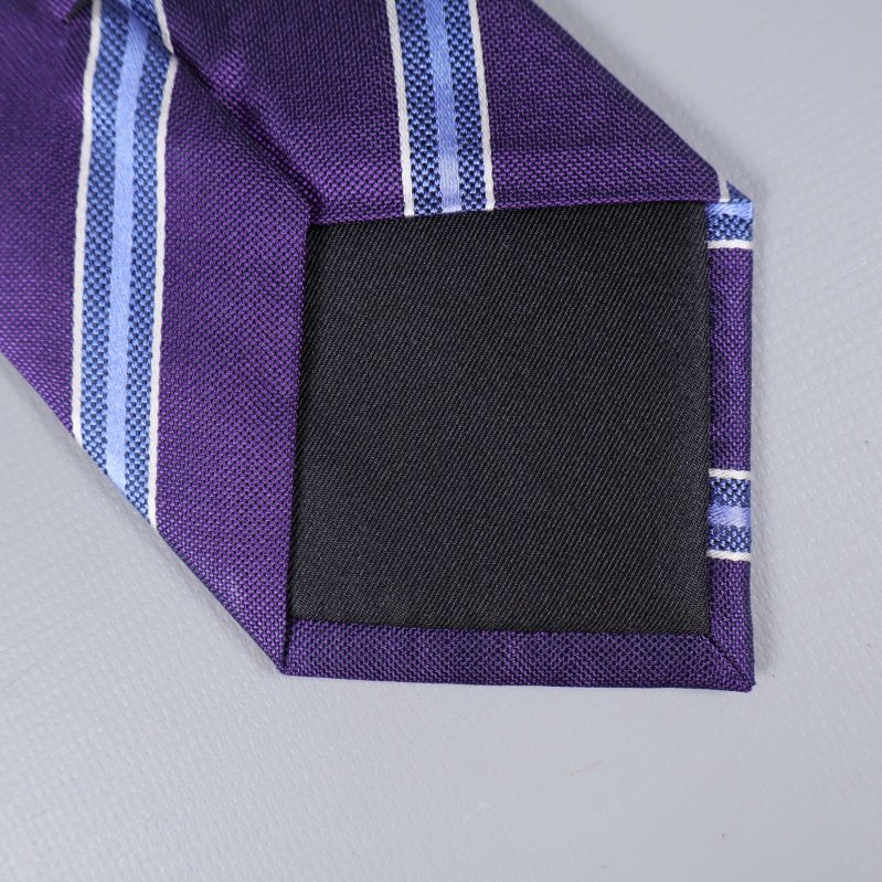 Närbild på slipsens svarta fodertipp