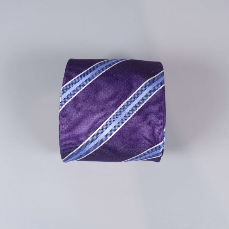 Slips rullad med synliga ränder och struktur