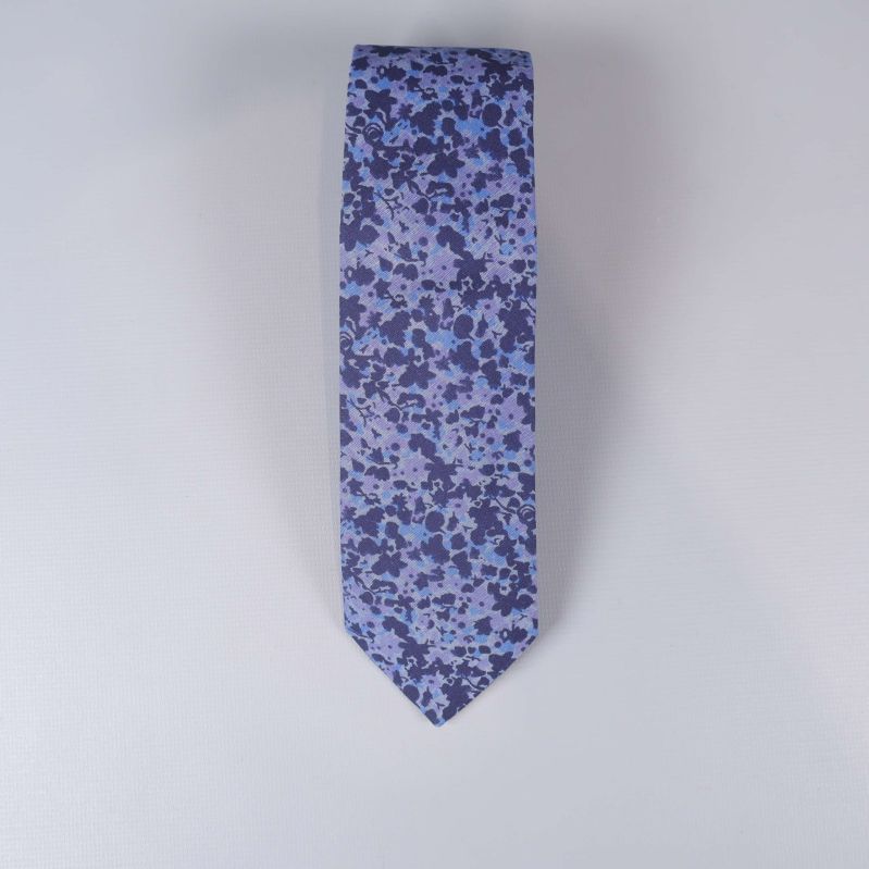 Slips i lila och blått med blommigt mönster ovanifrån