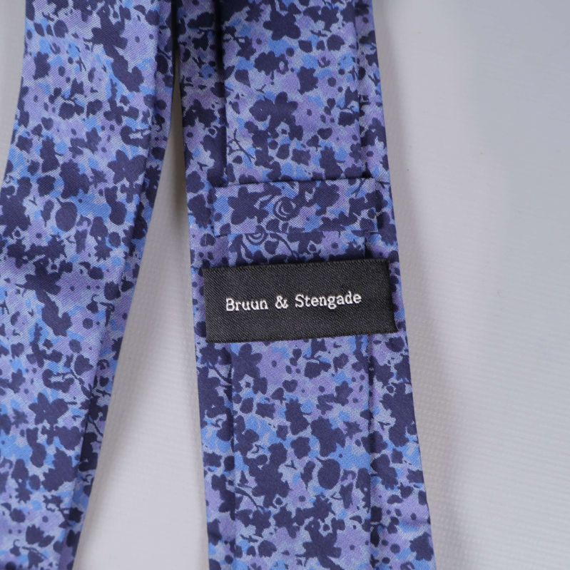 Närbild på etiketten Bruun & Stengade på slipsens baksida